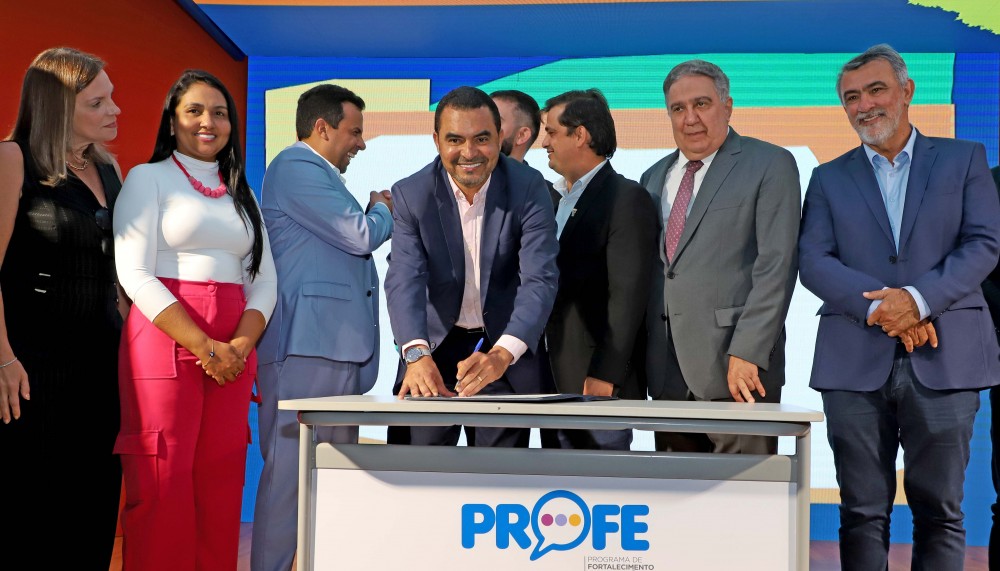 Governo do Tocantins lança o Programa de Fortalecimento da Educação, que proporcionará 11% de reajuste aos professores e bolsa para alunos