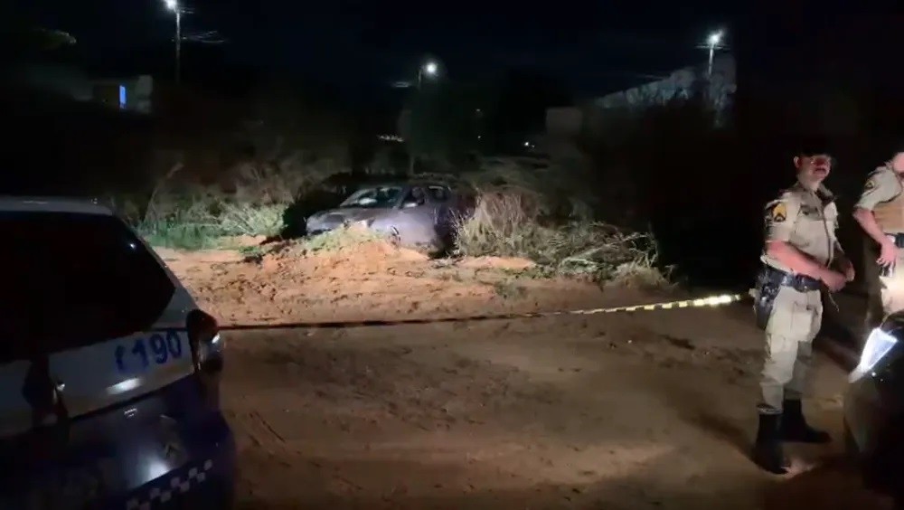 Homens tentam fugir de tiros, mas são baleados e morrem dentro de carro