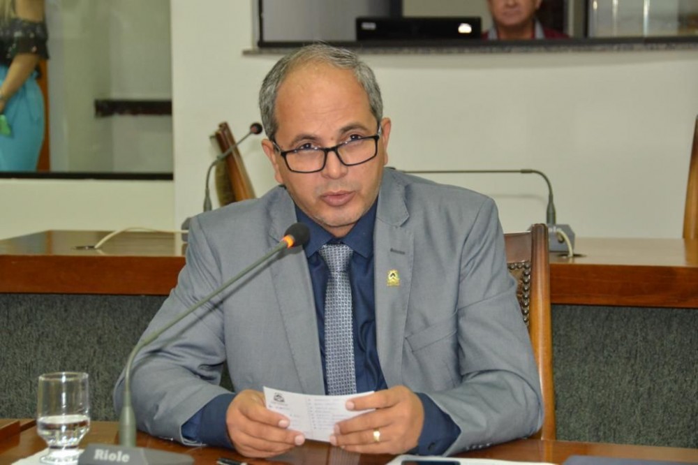 Governo atende requerimento de Wiston Gomes e publica progressões