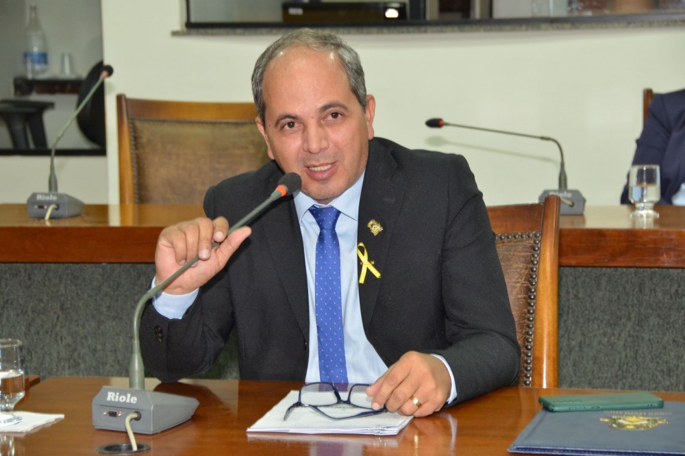 Wiston Gomes solicita uniformes para alunos de colégios militares