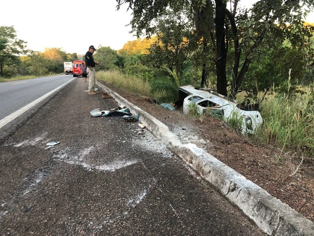 ACIDENTE - Caminhonete sai da pista, bate em árvore e motorista morre