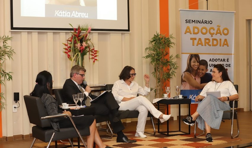 SEMINÁRIO PROMOVIDO POR KÁTIA ABREU DEBATE ADOÇÃO TARDIA NO BRASIL E NO TOCANTINS