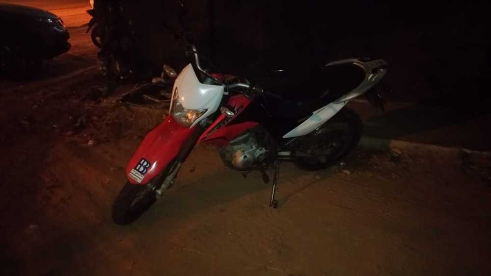 Após furtar motocicleta, autor é imobilizado por populares até a chegada da PM
