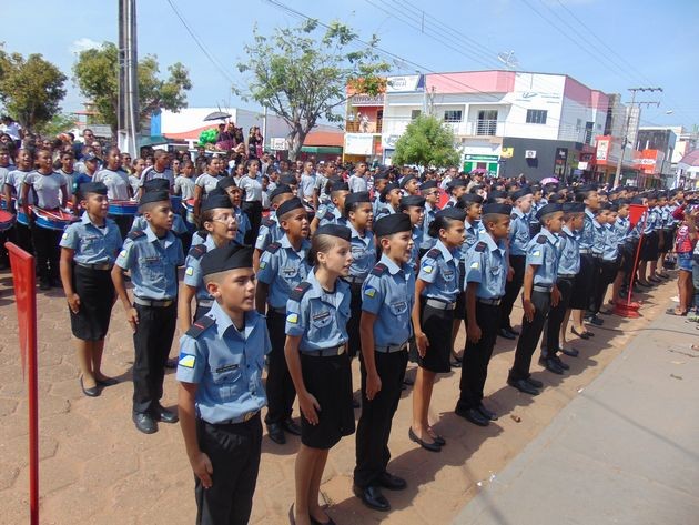 Augustinópolis realiza desfile cívico na praça Ary Valadão