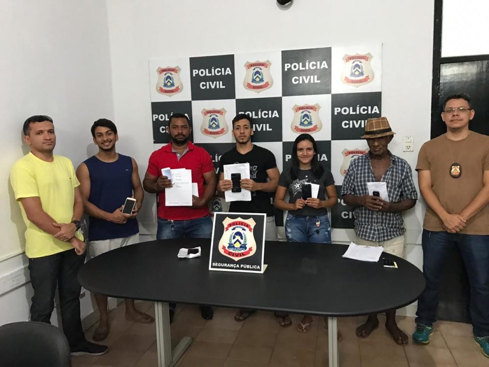 Celulares recuperados pela Polícia Civil são devolvidos aos proprietários em Araguatins
