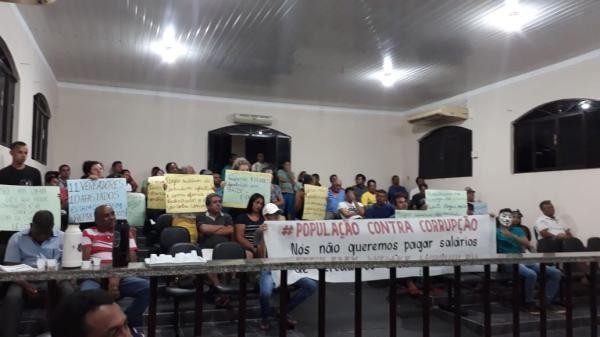 Populares ocupam as cadeiras da Câmara municipal de Augustinópolis em protesto, durante sessão