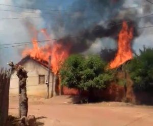Incêndio destrói casas em Praia Norte
