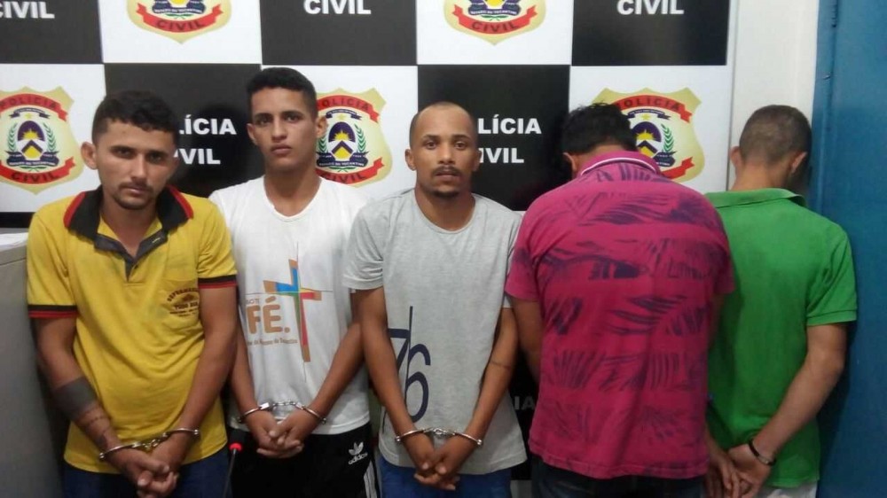 Homens são presos e menores apreendidos suspeitos de tráfico de drogas