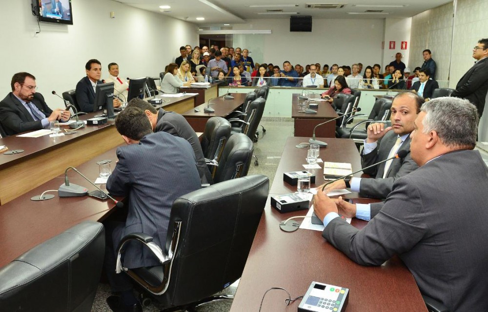 Deputados avaliam proposta unificada de data-base para servidores nesta tarde