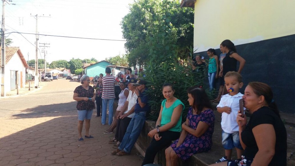 MORADORES DE NAZARÉ DO TOCANTINS FAZEM MANIFESTAÇÃO NA PREFEITURA EXIGINDO MÉDICOS NO HOSPITAL.