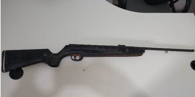 Em São Miguel - Homem abandona espingarda municiada e foge mata a dentro