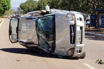 APÓS SER ATINGIDO POR CAMINHONETE, CARRO CAPOTA