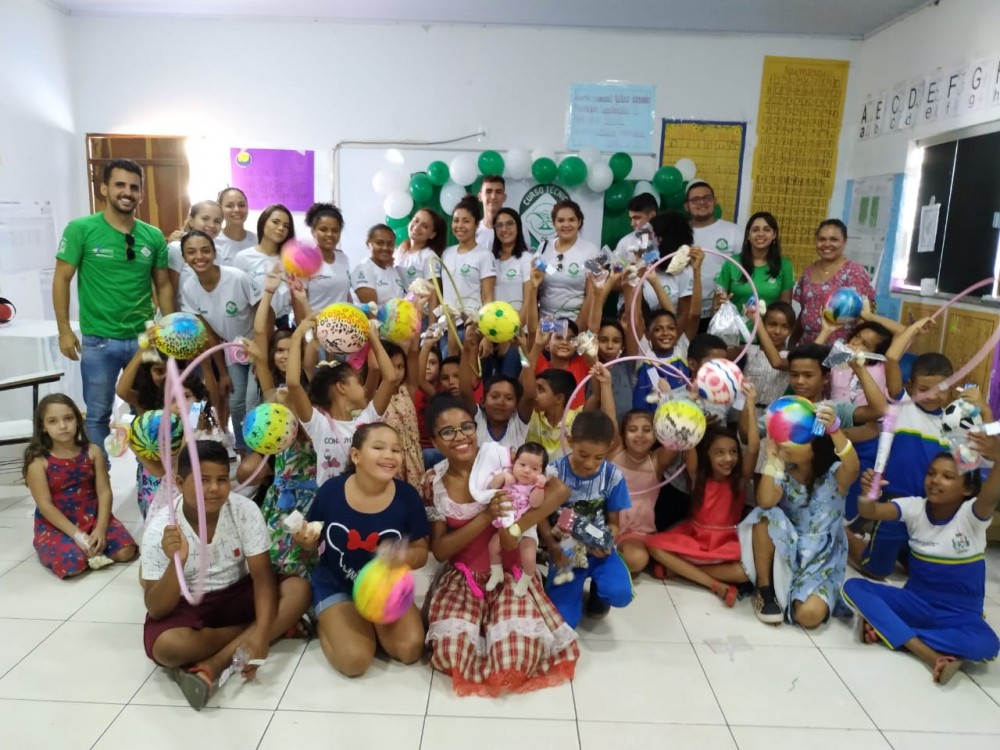 Alunos do curso Técnico de Enfermagem do Colégio Manoel Vicente levam alegria aos alunos da Escola Jarbas Passarinho