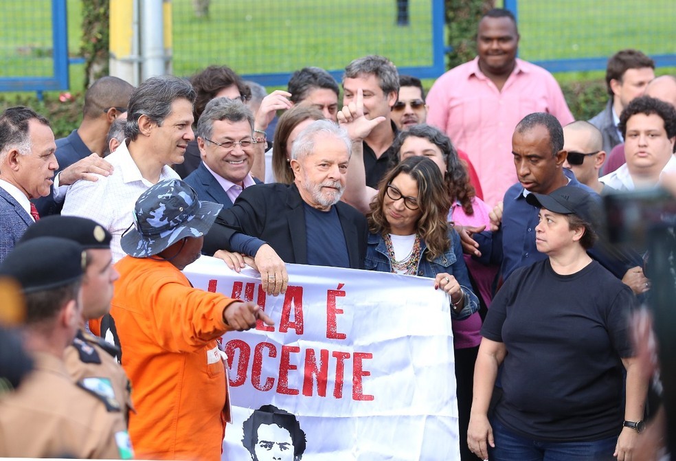 Lula deixa a prisão em Curitiba após decisão do STF