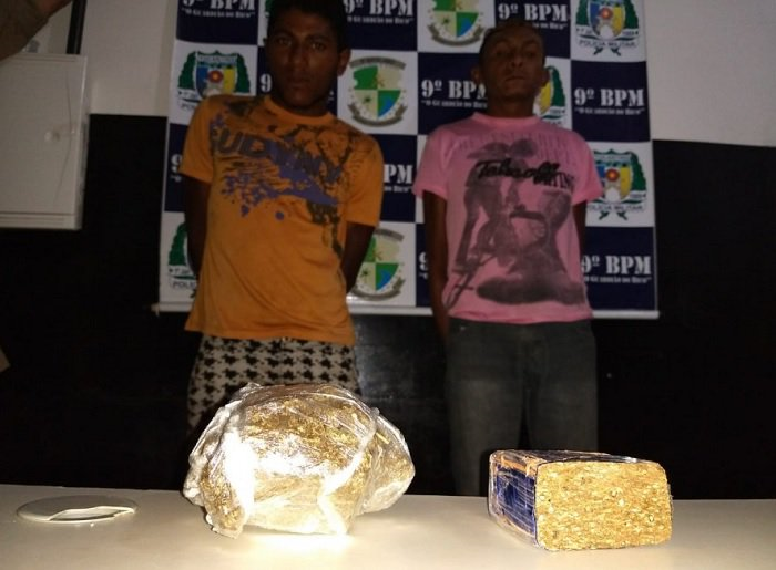 Dupla é presa com quase 800 g de maconha
