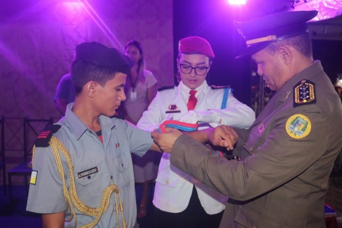 Alunos do Colégio Cívico-Militar de Augustinópolis recebem Condecorações