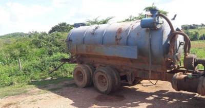 Motorista de caminhão limpa-fossa é preso despejando detritos próximo a plantação de legumes