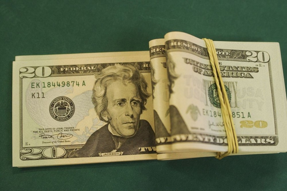 Dólar cai e bolsa sobe, mesmo com decisão de Trump sobre aço