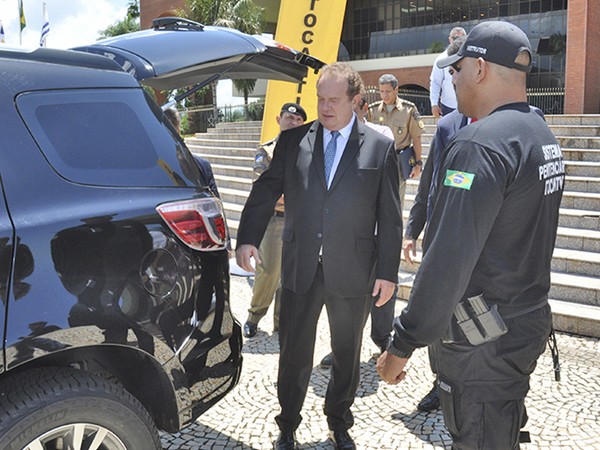 Governador entrega três veículos blindados ao Sistema Penitenciário do Tocantins