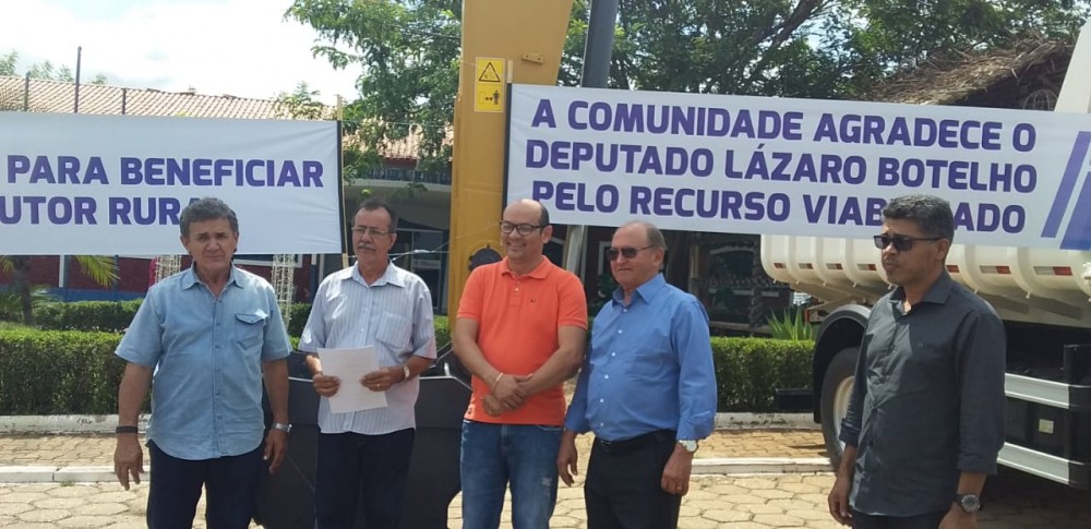 Ex - Deputado Lázaro Botelho participa de entrega de maquinários em Augustinópolis