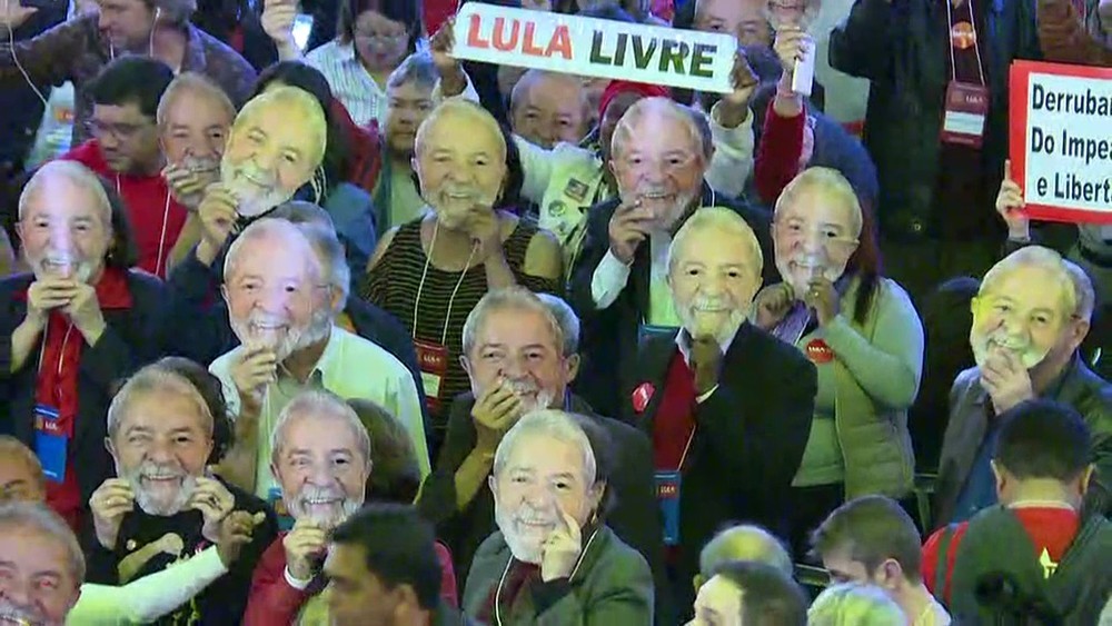 PT confirma Lula candidato; em mensagem, ex-presidente diz que 'querem fazer eleição de cartas marcadas'