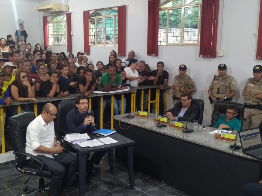 Com a presença do prefeito Júlio Oliveira segue sessão da comissão processante
