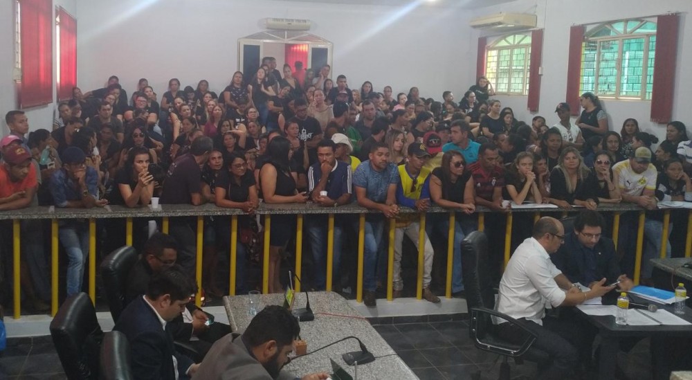 População comparece ao Plenário da Câmara Municipal durante sessão da comissão processante