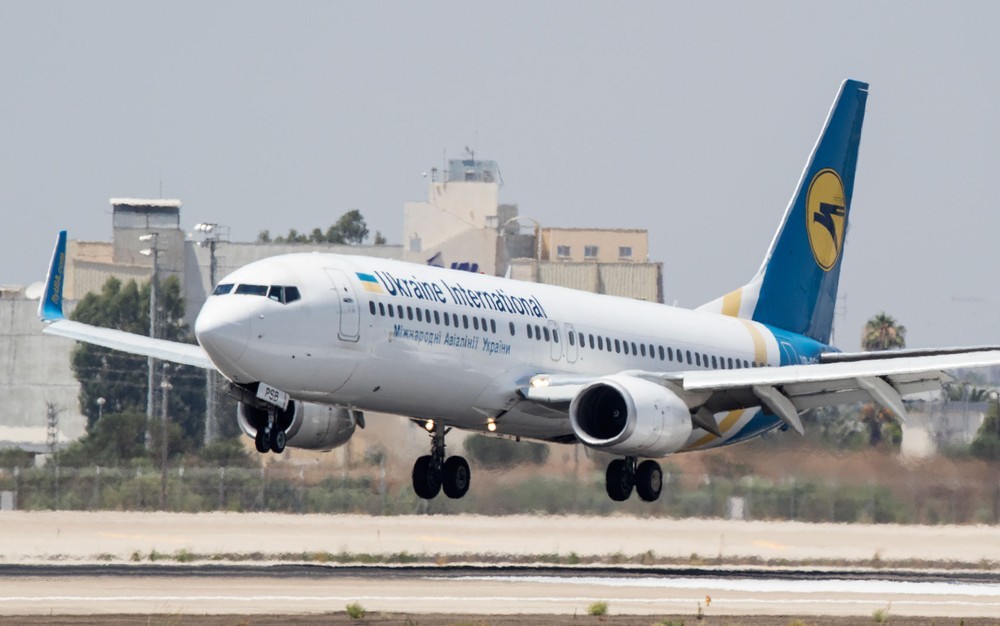 Avião ucraniano com 176 a bordo cai em Teerã após decolar