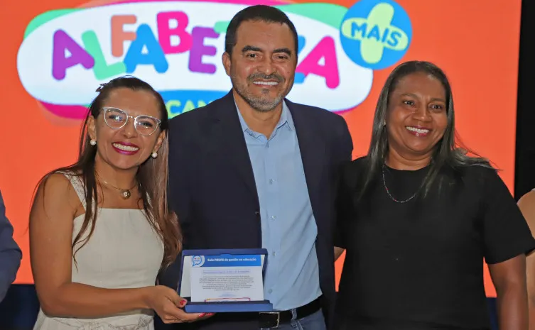 Secretaria Municipal de Educação recebe selo de reconhecimento