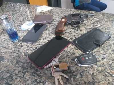 Dupla de assaltantes é presa por roubo em residência