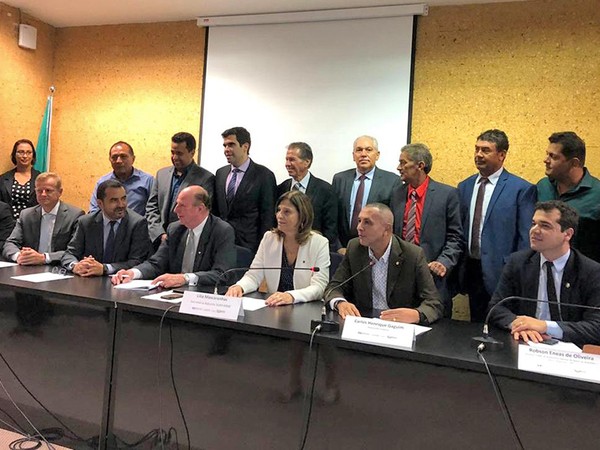 Wanderlei Barbosa participa de assinatura de contrato para exploração de minério em cidade do Tocantins