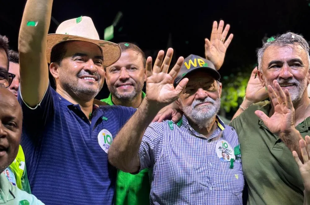 Com Wanderlei e Amélio, Antônio do Bar realiza último comício da campanha no Mercado Municipal: “É gente que eu confio e gosto”