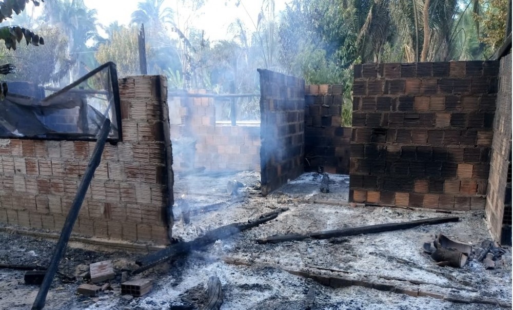 Incêndio em comunidade quilombola, destrói casa e plantações na ilha São Vicente próximo a Araguatins