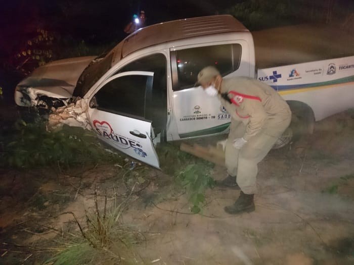Camionete L200 da Secretaria de Saúde de Carrasco Bonito se envolve em acidente e deixa feridos