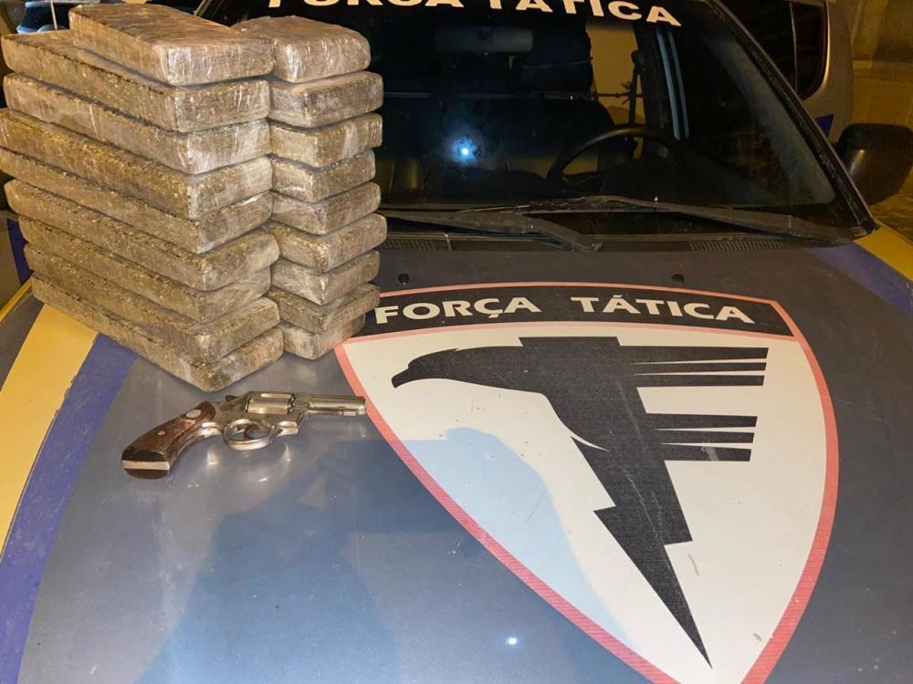 PM intercepta traficante na BR-153 e apreende cerca de 20 quilos de drogas e munições