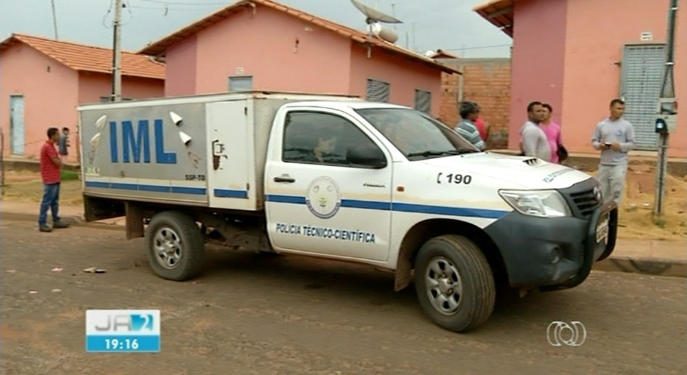 Adolescente é morto com dois tiros na porta de casa